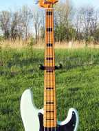 9_squier_precision_bass.jpg